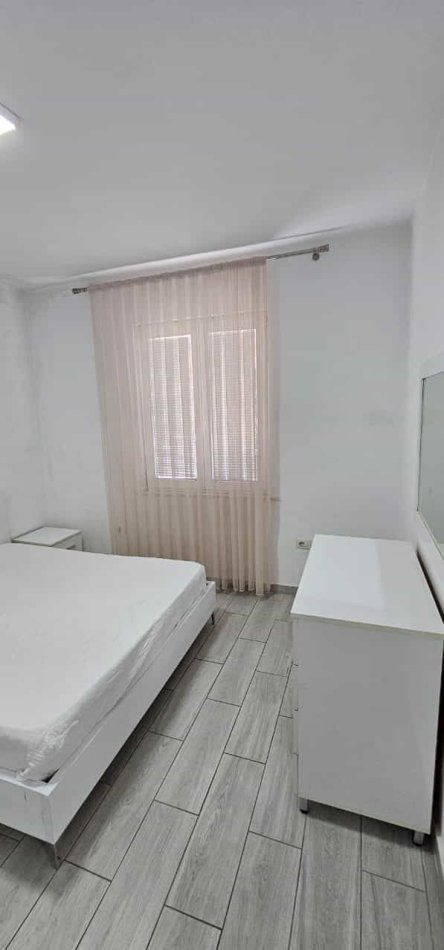 Tirane, jepet me qera apartament Kati 2, 65 m² 550 € (rruga barrikadave)