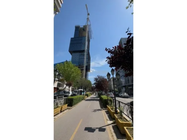 Tirane, jepet me qera apartament 3+1+Ballkon Kati 2, 149 m² 1.800 € (Qender, Tirane)