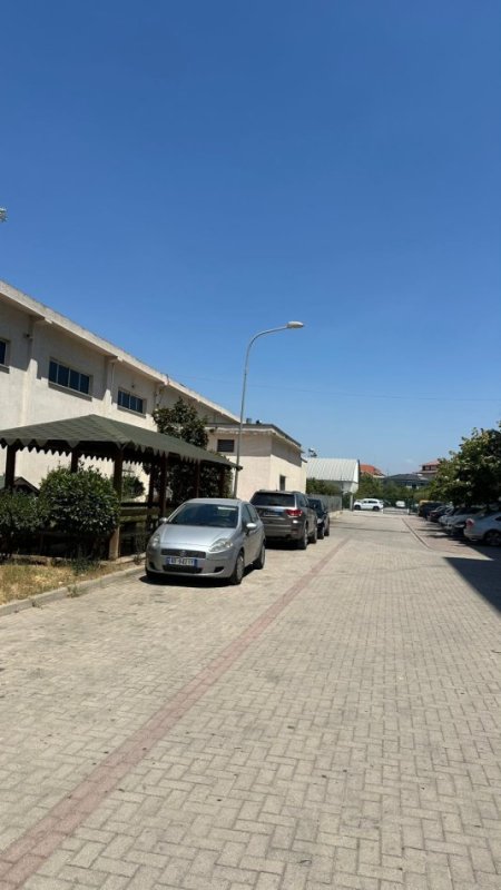 Durres, jepet me qera ambjent biznesi Kati 0, 2.000 m² 5.000 € (Shkozet)
