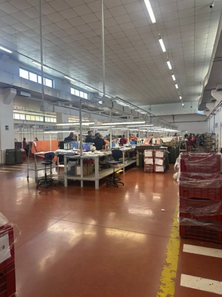 Durres, jepet me qera ambjent biznesi Kati 0, 2.000 m² 5.000 € (Shkozet)
