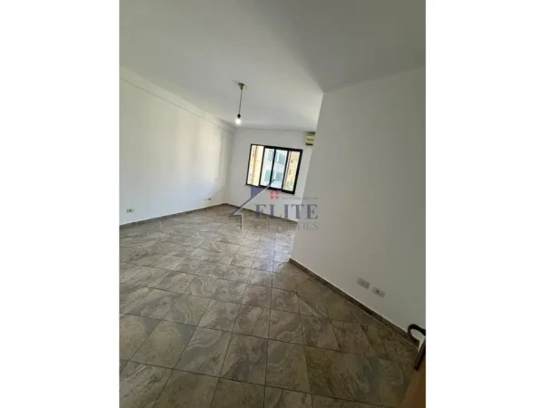 Tirane, shitet garsonier Kati 3, 45 m² 110.000 € (Pazari i Ri)