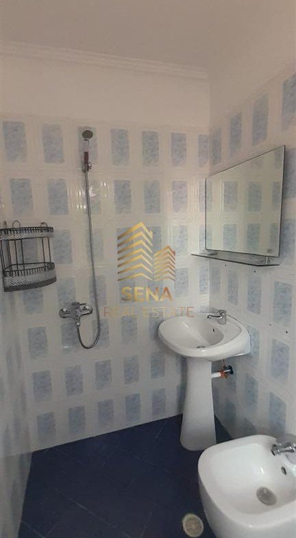 Tirane, jepet me qera apartament 1+1+Ballkon Kati 1, 80 m² 320 € (Prane TV Klan)