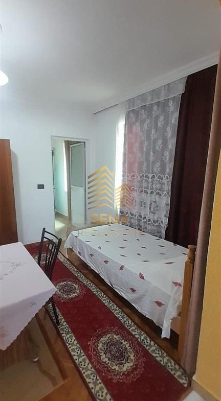 Tirane, jepet me qera apartament 1+1+Ballkon Kati 1, 80 m² 320 € (Prane TV Klan)