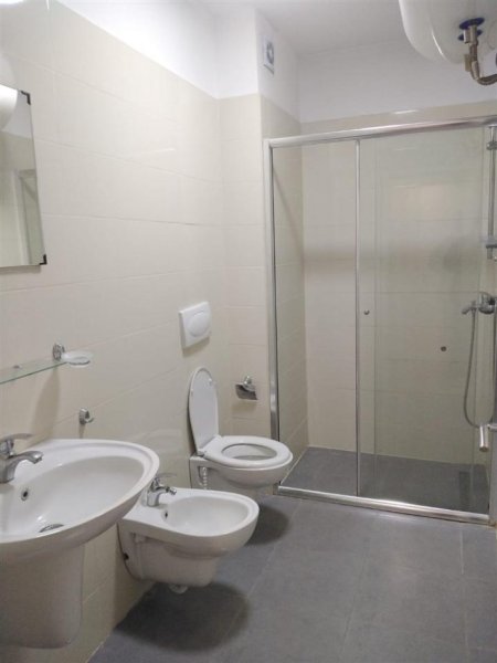 Tirane, jepet me qera apartament 2+1+Ballkon Kati 2, 93 m² 600 € (Kompleksi Kontakt ,21 Dhjetori)