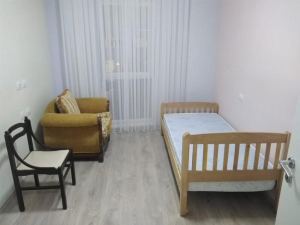 Tirane, jepet me qera apartament 2+1+Ballkon Kati 2, 93 m² 600 € (Kompleksi Kontakt ,21 Dhjetori)
