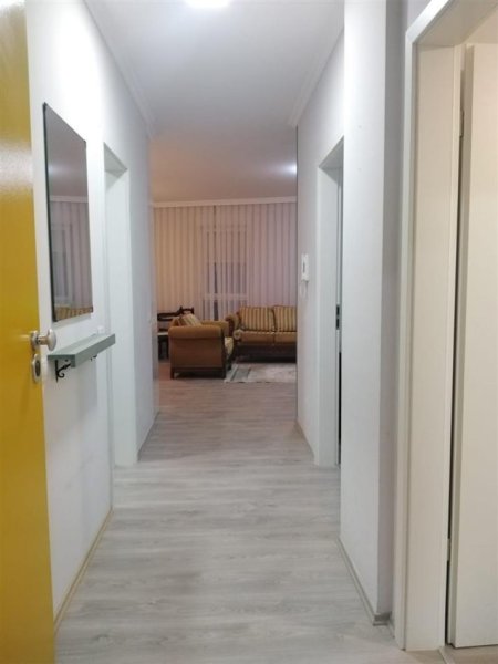 Tirane, jepet me qera apartament 2+1+Ballkon Kati 2, 93 m² 600 € (Kompleksi Kontakt ,21 Dhjetori)