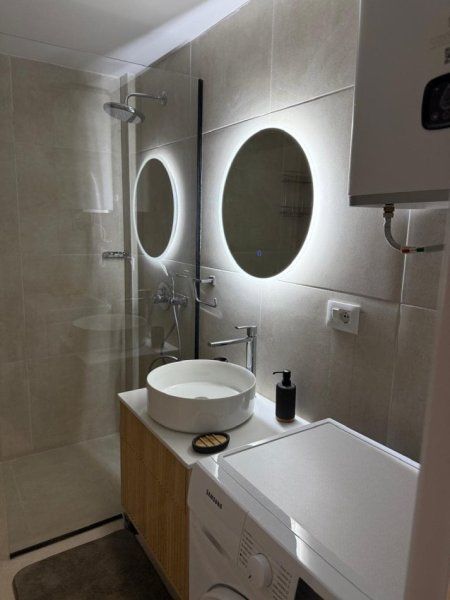 Tirane, jepet me qera apartament 1+1+Ballkon Kati 1, 70 m² 650 € (golden park)
