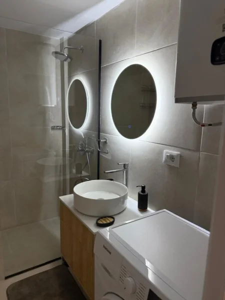 Tirane, jepet me qera apartament 1+1+Ballkon Kati 1, 70 m² 650 € (golden park)