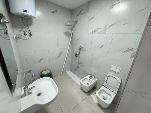 Tirane, jepet me qera ambjent biznesi Kati 2, 75 m² 700 € (Tirana Garden building residence)