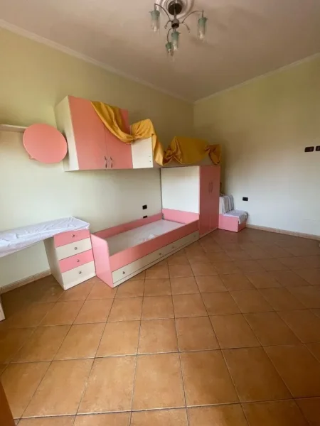 Tirane, jepet me qera zyre Kati 1, 270 m² 2.500 € (don bosko)