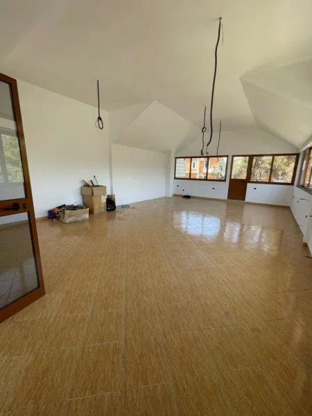 Tirane, jepet me qera zyre Kati 1, 270 m² 2.500 € (don bosko)
