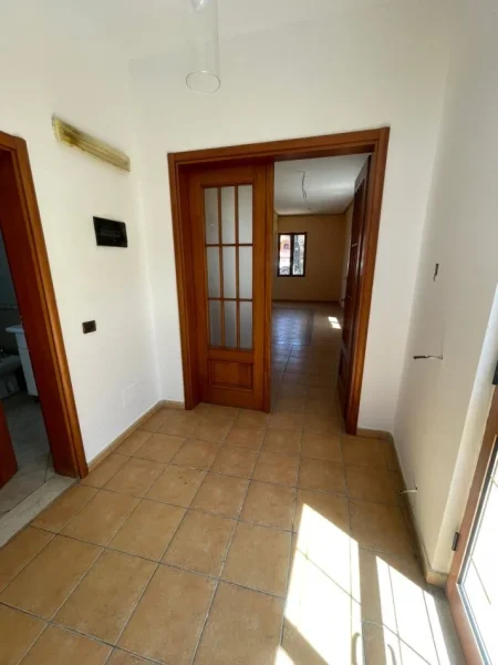 Tirane, jepet me qera zyre Kati 1, 270 m² 2.500 € (don bosko)