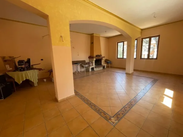 Tirane, jepet me qera zyre Kati 1, 270 m² 2.500 € (don bosko)