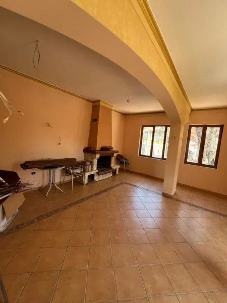 Tirane, jepet me qera zyre Kati 1, 270 m² 2.500 € (don bosko)