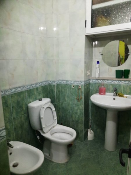 Tirane, jap me qera dyqan Kati 1, 70 m² 1.000 € (tajvani)