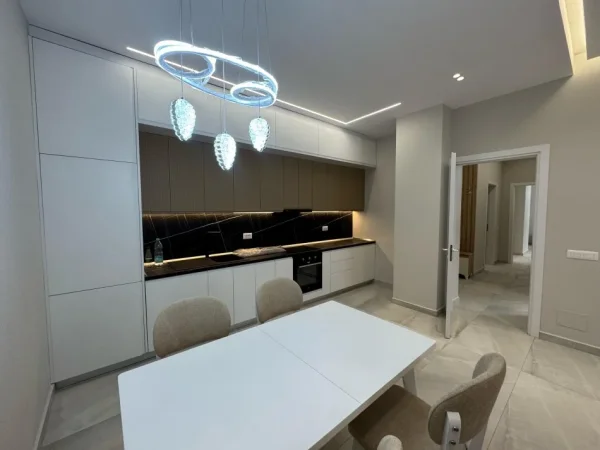 Tirane, jepet me qera apartament 2+1 Kati 4, 120 m² 1.100 € (Ish UET)