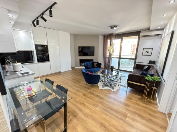 Tirane, jepet me qera apartament 2+1 Kati 10, 115 m² 1.000 € (Prane universitetit Juridik)