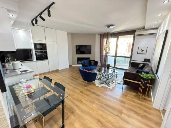 Tirane, jepet me qera apartament 2+1 Kati 10, 115 m² 1.000 € (Prane universitetit Juridik)