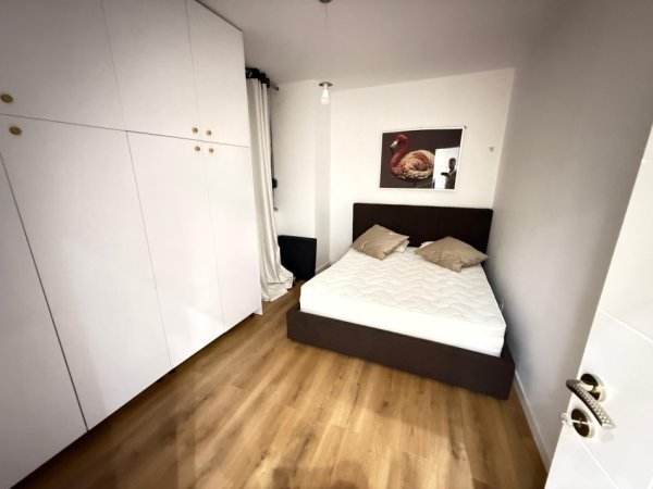 Tirane, jepet me qera apartament 2+1 Kati 10, 115 m² 1.000 € (Prane universitetit Juridik)