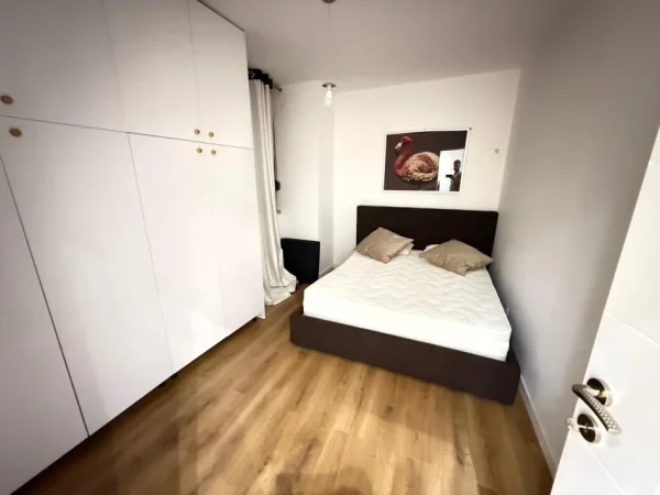 Tirane, jepet me qera apartament 2+1 Kati 10, 115 m² 1.000 € (Prane universitetit Juridik)