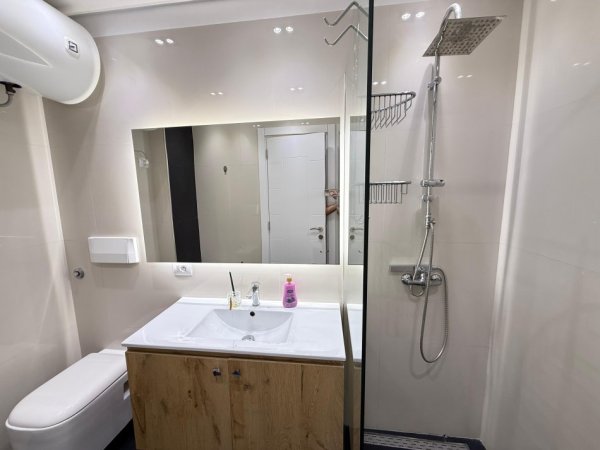 Tirane, jepet me qera apartament 2+1 Kati 10, 115 m² 1.000 € (Prane universitetit Juridik)