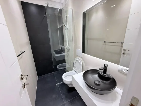 Tirane, jepet me qera apartament 2+1 Kati 10, 115 m² 1.000 € (Prane universitetit Juridik)