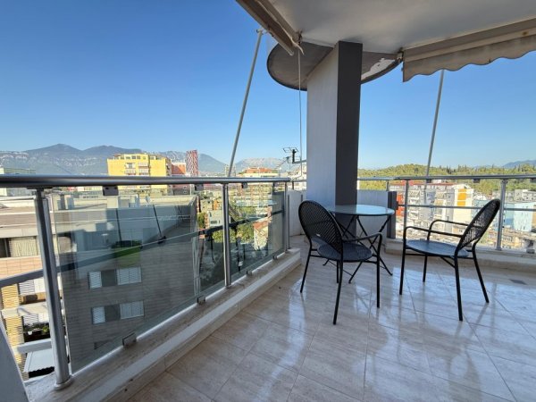 Tirane, jepet me qera apartament 2+1 Kati 10, 115 m² 1.000 € (Prane universitetit Juridik)