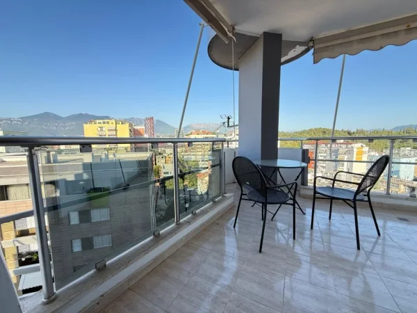 Tirane, jepet me qera apartament 2+1 Kati 10, 115 m² 1.000 € (Prane universitetit Juridik)