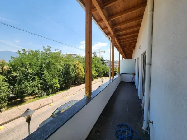 Tirane, jepet me qera apartament 2+1+Ballkon Kati 1, 95 m² 800 € (Liqeni Thate)