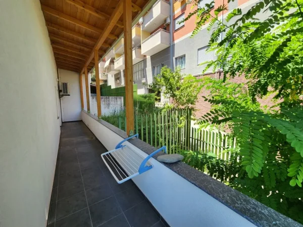 Tirane, jepet me qera apartament 2+1+Ballkon Kati 1, 95 m² 800 € (Liqeni Thate)