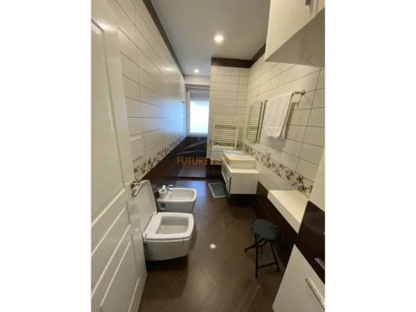 Tirane, shitet apartament 2+1+Ballkon Kati 3, 144 m² 900.000 € (LIQENI ARTFICIAL)