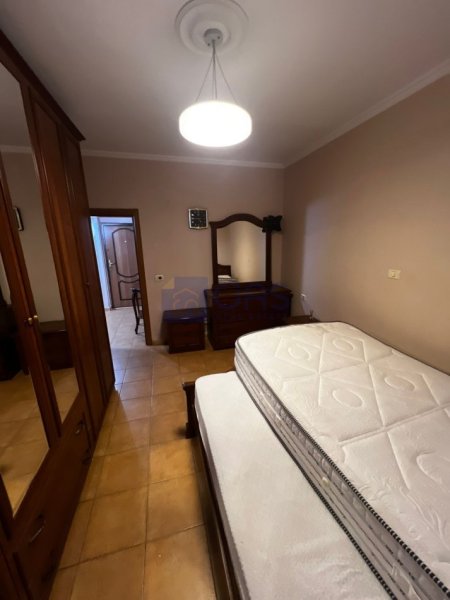 Tirane, jepet me qera apartament 2+1+Aneks+Ballkon Kati 1, 90 m² 400 € (Ali dem , Rruga Idriz Dollaku.)