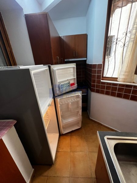 Tirane, jepet me qera apartament 2+1+Aneks+Ballkon Kati 1, 90 m² 400 € (Ali dem , Rruga Idriz Dollaku.)
