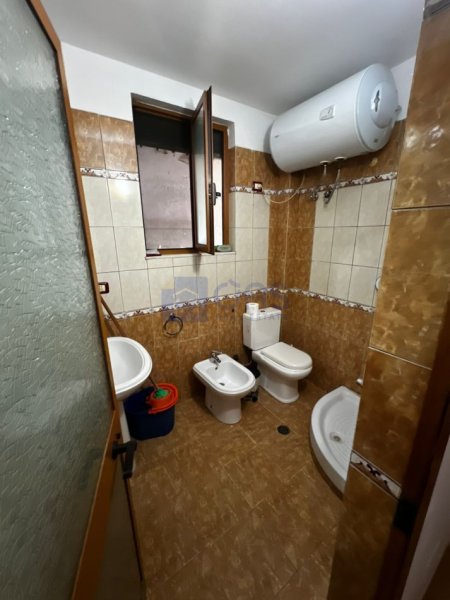 Tirane, jepet me qera apartament 2+1+Aneks+Ballkon Kati 1, 90 m² 400 € (Ali dem , Rruga Idriz Dollaku.)