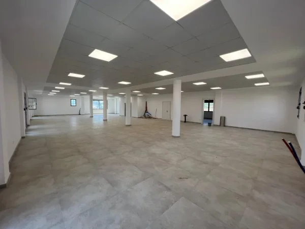 Tirane, jepet me qera ambjent biznesi Kati 3, 370 m² 1.500 € (Sauk,Rruga e Elbasanit)