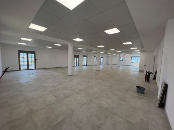 Tirane, jepet me qera ambjent biznesi Kati 3, 370 m² 1.500 € (Sauk,Rruga e Elbasanit)