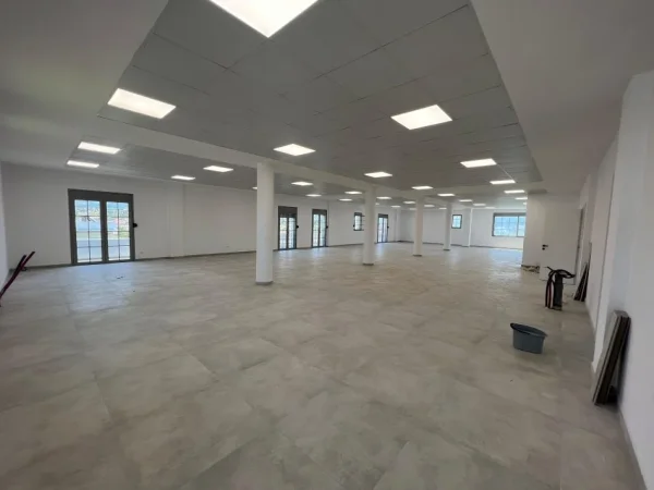 Tirane, jepet me qera ambjent biznesi Kati 3, 370 m² 1.500 € (Sauk,Rruga e Elbasanit)