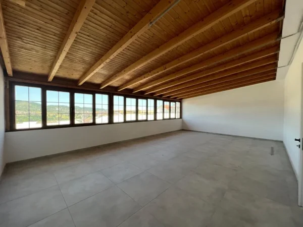 Tirane, jepet me qera ambjent biznesi Kati 3, 370 m² 1.500 € (Sauk,Rruga e Elbasanit)