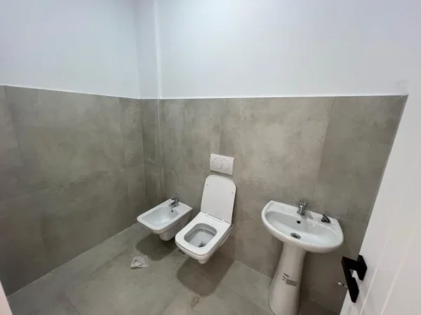 Tirane, jepet me qera ambjent biznesi Kati 3, 370 m² 1.500 € (Sauk,Rruga e Elbasanit)