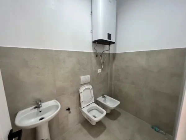 Tirane, jepet me qera ambjent biznesi Kati 3, 370 m² 1.500 € (Sauk,Rruga e Elbasanit)