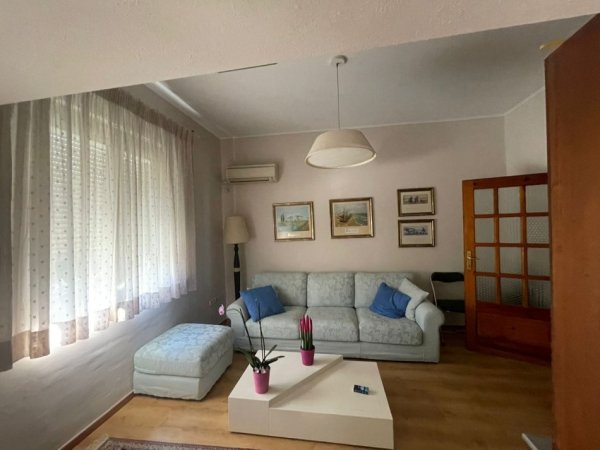 Tirane, jepet me qera apartament 2+1 Kati 2, 86 m² 500 € (medar shtylla)