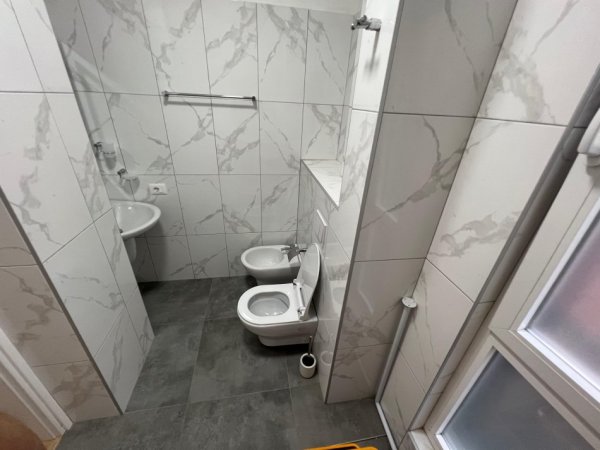 Tirane, jepet me qera apartament 1+1 Kati 3, 56 m² 600 € (Tek 21 dhjetori)