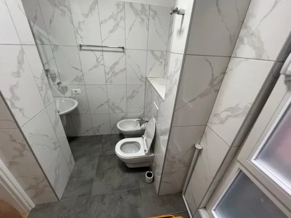 Tirane, jepet me qera apartament 1+1 Kati 3, 56 m² 600 € (Tek 21 dhjetori)
