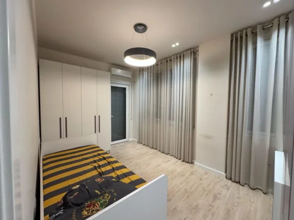 Tirane, jepet me qera apartament 2+1 Kati 3, 117 m² 1.200 € (Liqeni i thate)