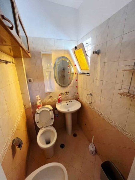 Tirane, jepet me qera apartament 3+1+Ballkon Kati 2, 115 m² 1.000 € (MEDAR SHTYLLA)