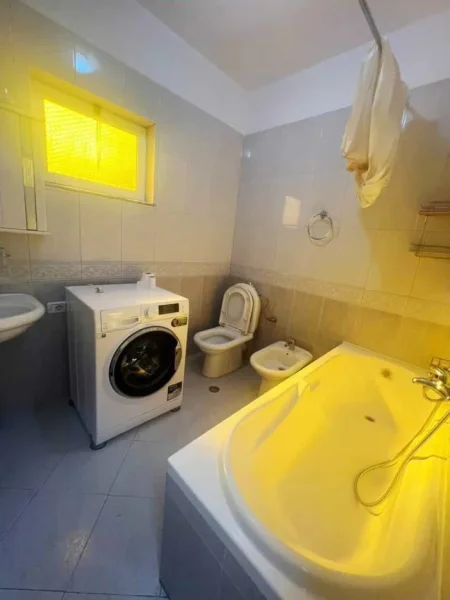 Tirane, jepet me qera apartament 3+1+Ballkon Kati 2, 115 m² 1.000 € (MEDAR SHTYLLA)