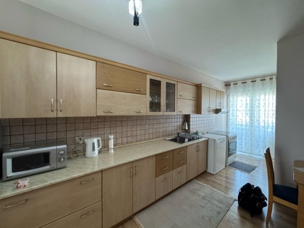 Tirane, jepet me qera apartament 1+1 Kati 10, 59 m² 600 € (Ambasada amerikane)