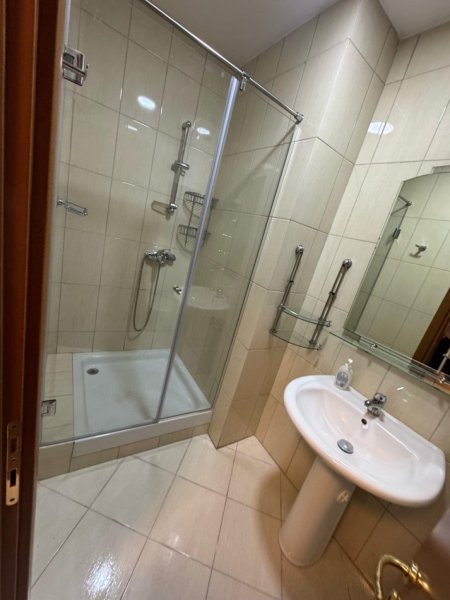 Tirane, jepet me qera apartament 1+1 Kati 10, 59 m² 600 € (Ambasada amerikane)