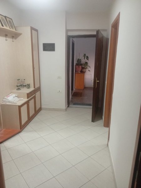 Tirane, jepet me qera apartament 1+1+Ballkon Kati 3, 56 m² 410 € (Rruga &quot;Elbasanit&quot;)