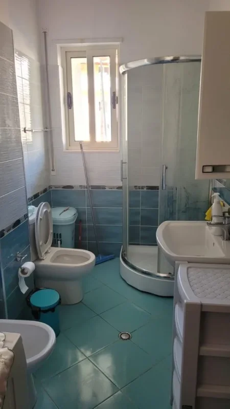 Tirane, jepet me qera apartament 1+1+Ballkon Kati 2, 90 m² 420 €